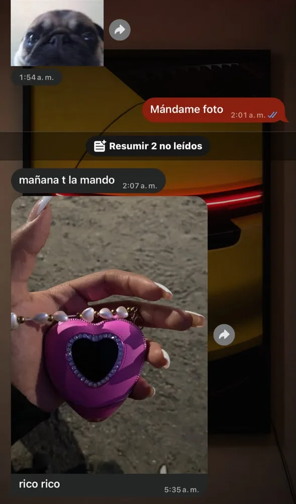 Cliente con el vape de corazón rosa: "rico rico"