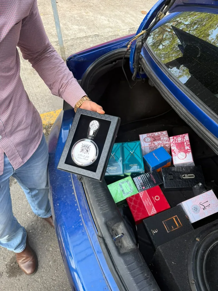 Cajuela llena de perfumes listos para repartir