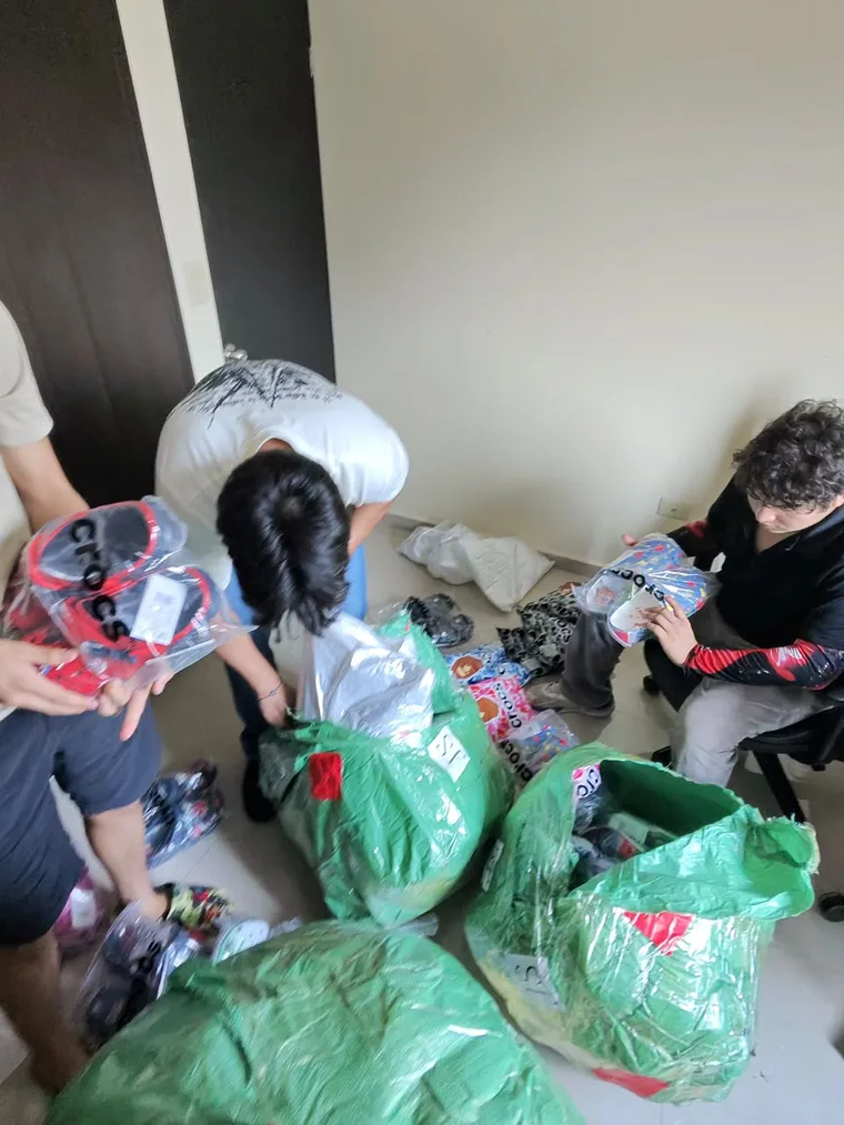 El equipo de VT preparando los pedidos de Crocs