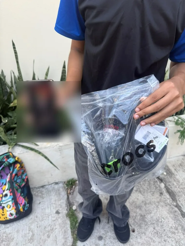 Entrega en mano de unos Crocs, ya pagados